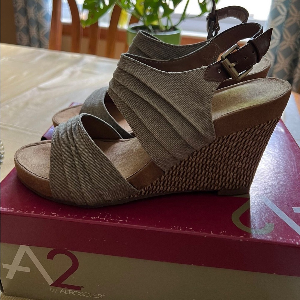 A2 Aerosoles Memory Foam May Plush Women Size 8.5 Tan Canvas Pleated Wedge
